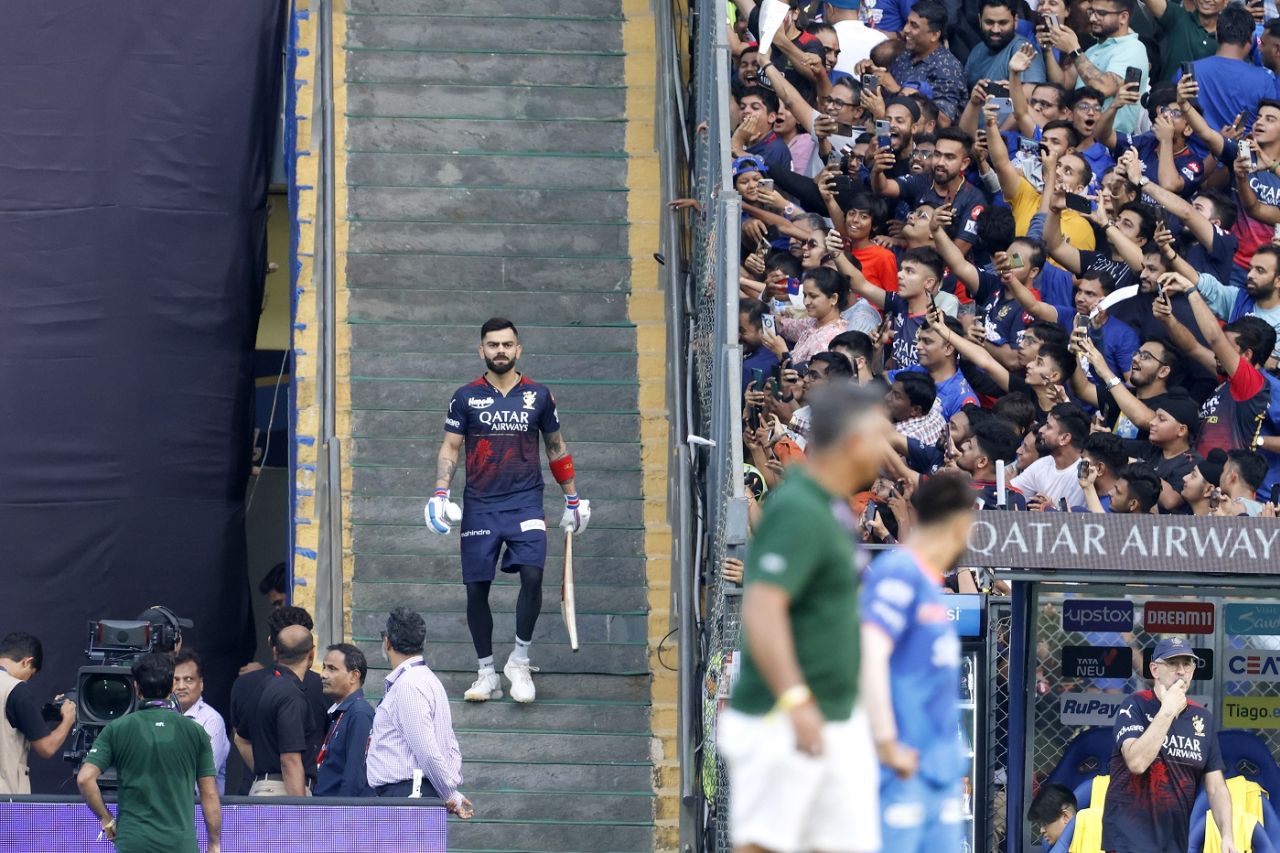 Virat Kohli walks out for throwdowns before the match, Mumbai Indians vs Royal Challengers Bangalore, IPL 2023, Mumbai, May 9, 2023