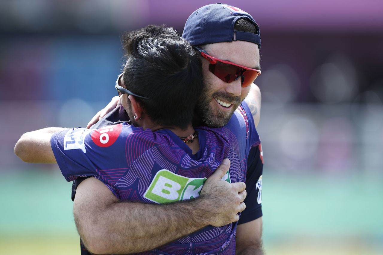 Glenn Maxwell gives Yuzvendra Chahal a hug, Rajasthan Royals vs Royal Challengers Bangalore, IPL, Jaipur, May 14, 2023