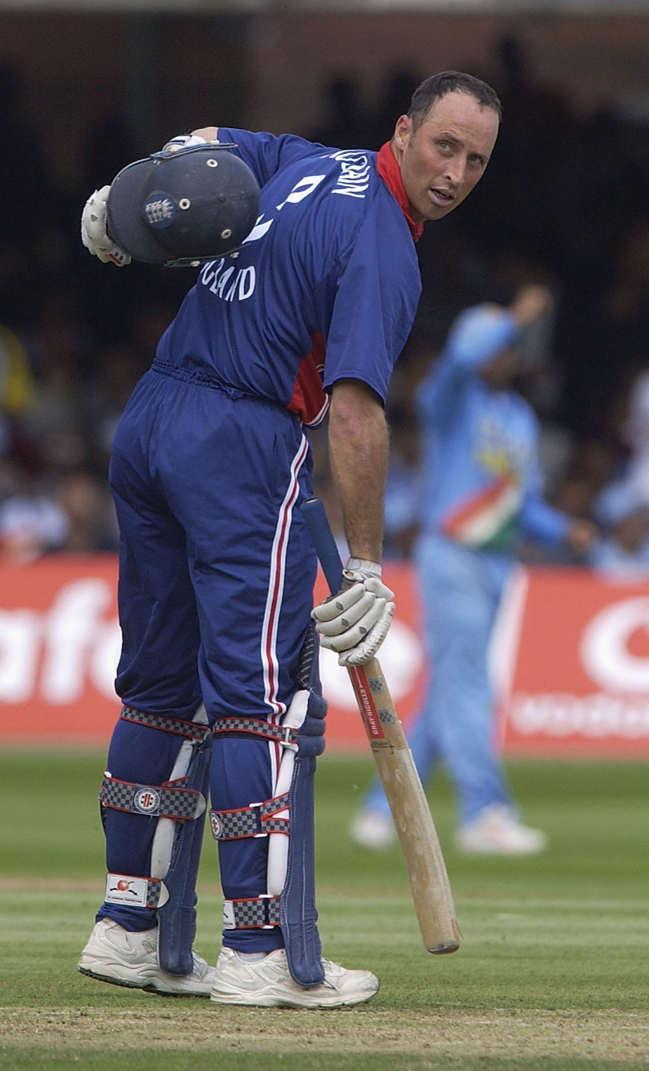 Nasser Hussain gestures to the back of his shirt, pointing to the No. 3 on it, England v India, Lord's, July 13, 2002