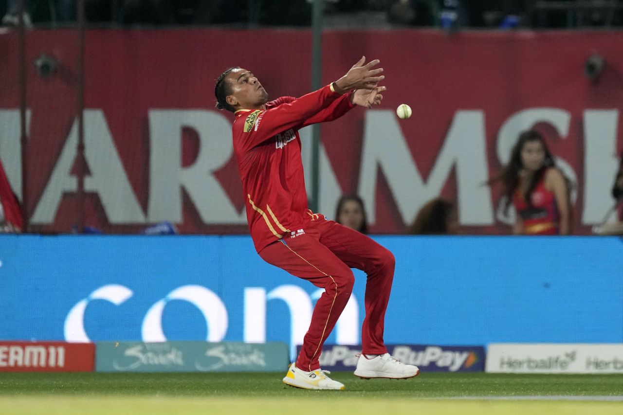 Rahul Chahar midway into dropping a catch, Punjab Kings vs Delhi Capitals, IPL 2023, Dharamsala, May 17, 2023