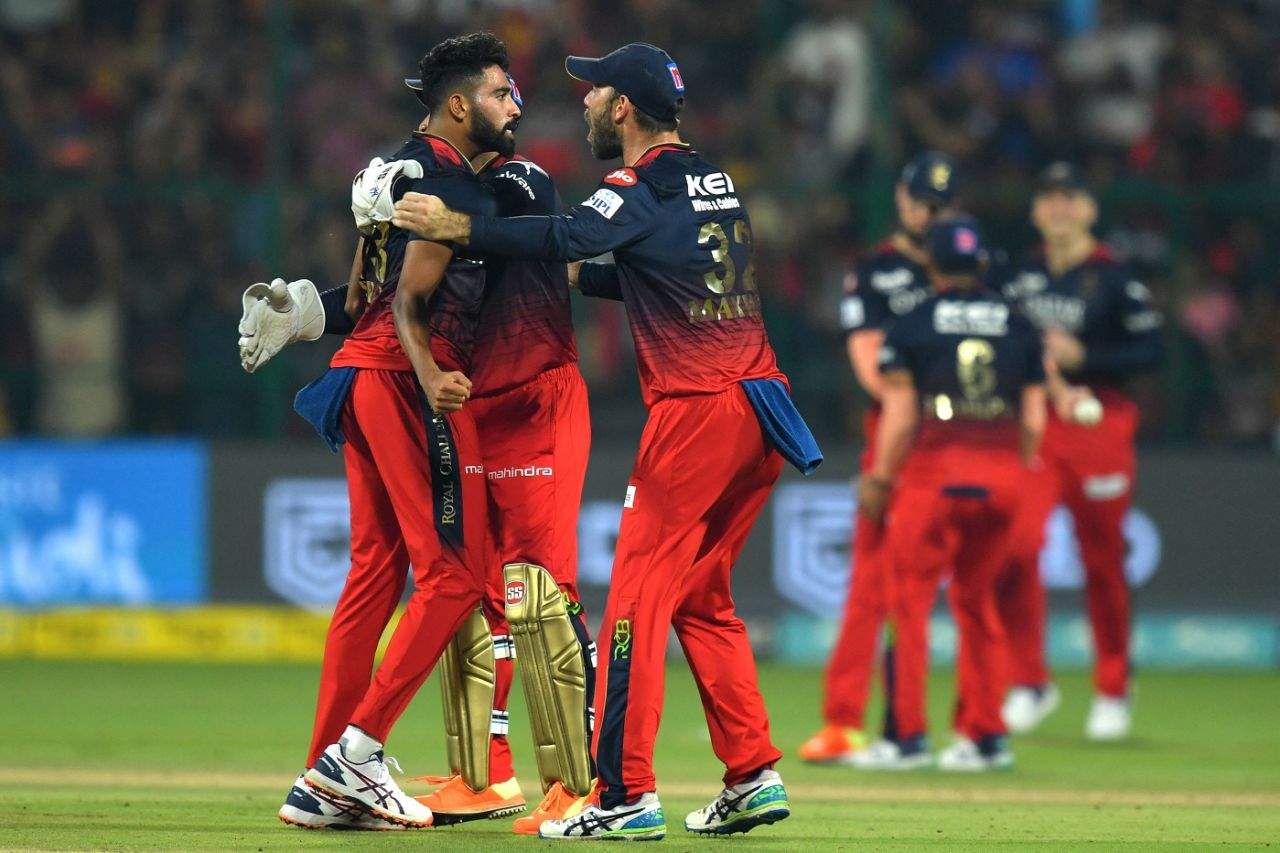 Mohammed Siraj and Glenn Maxwell celebrate Wriddhiman Saha's wicket, Royal Challengers Bangalore vs Gujarat Titans, IPL 2023, Bengaluru, May 21, 2023