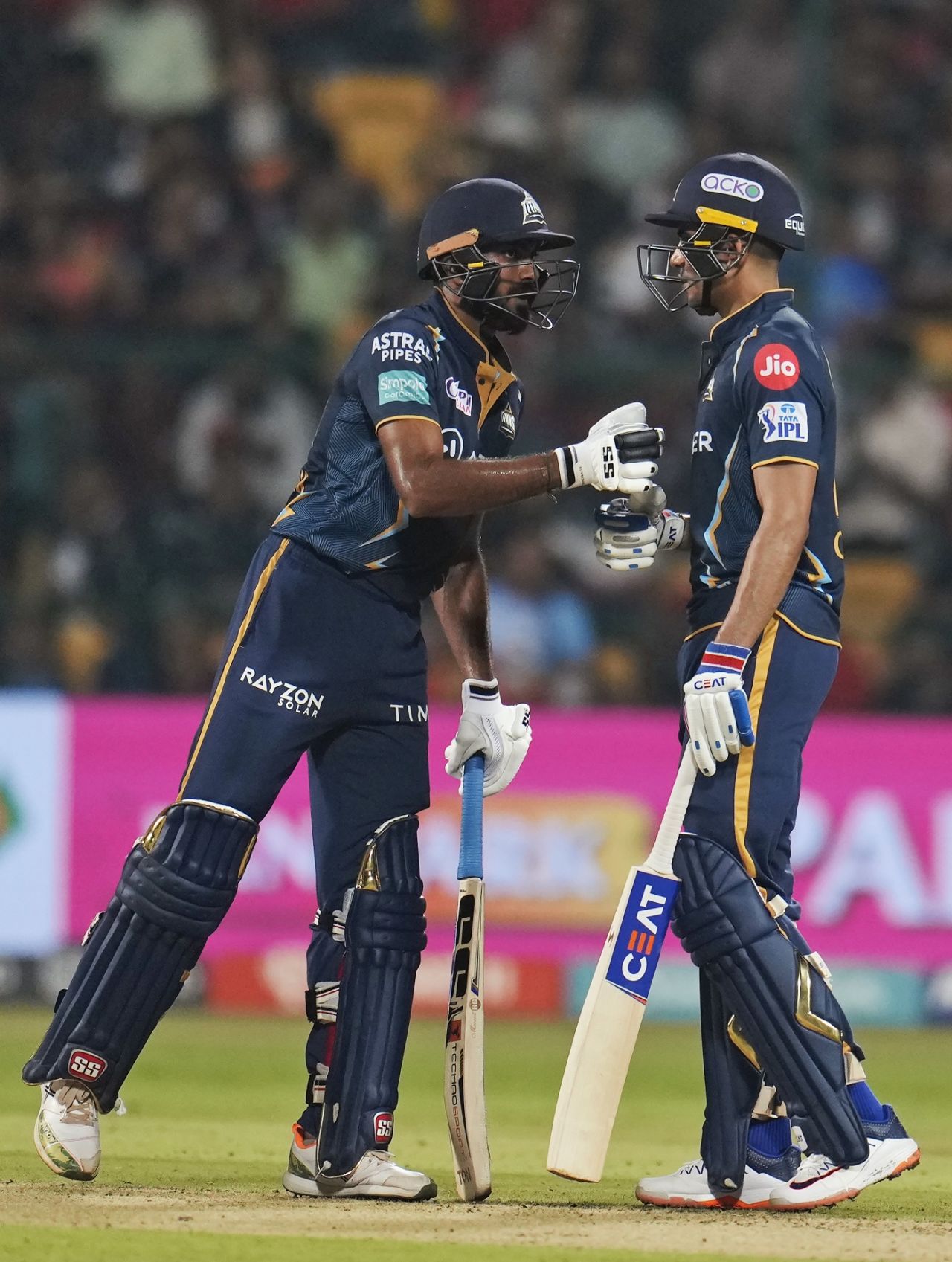 Vijay Shankar congratulates Shubman Gill on his fifty, Royal Challengers Bangalore vs Gujarat Titans, IPL 2023, Bengaluru, May 21, 2023