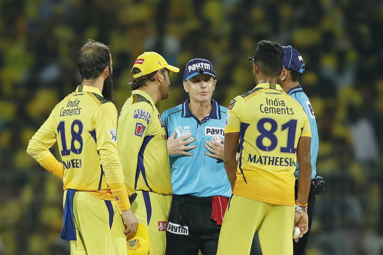 MS Dhoni has a chat with Chris Gaffaney about Matheesha Pathirana's time back on the field after taking a few minutes off, Gujarat Titans vs Chennai Super Kings, Qualifier 1, IPL 2023, May 23, 2023