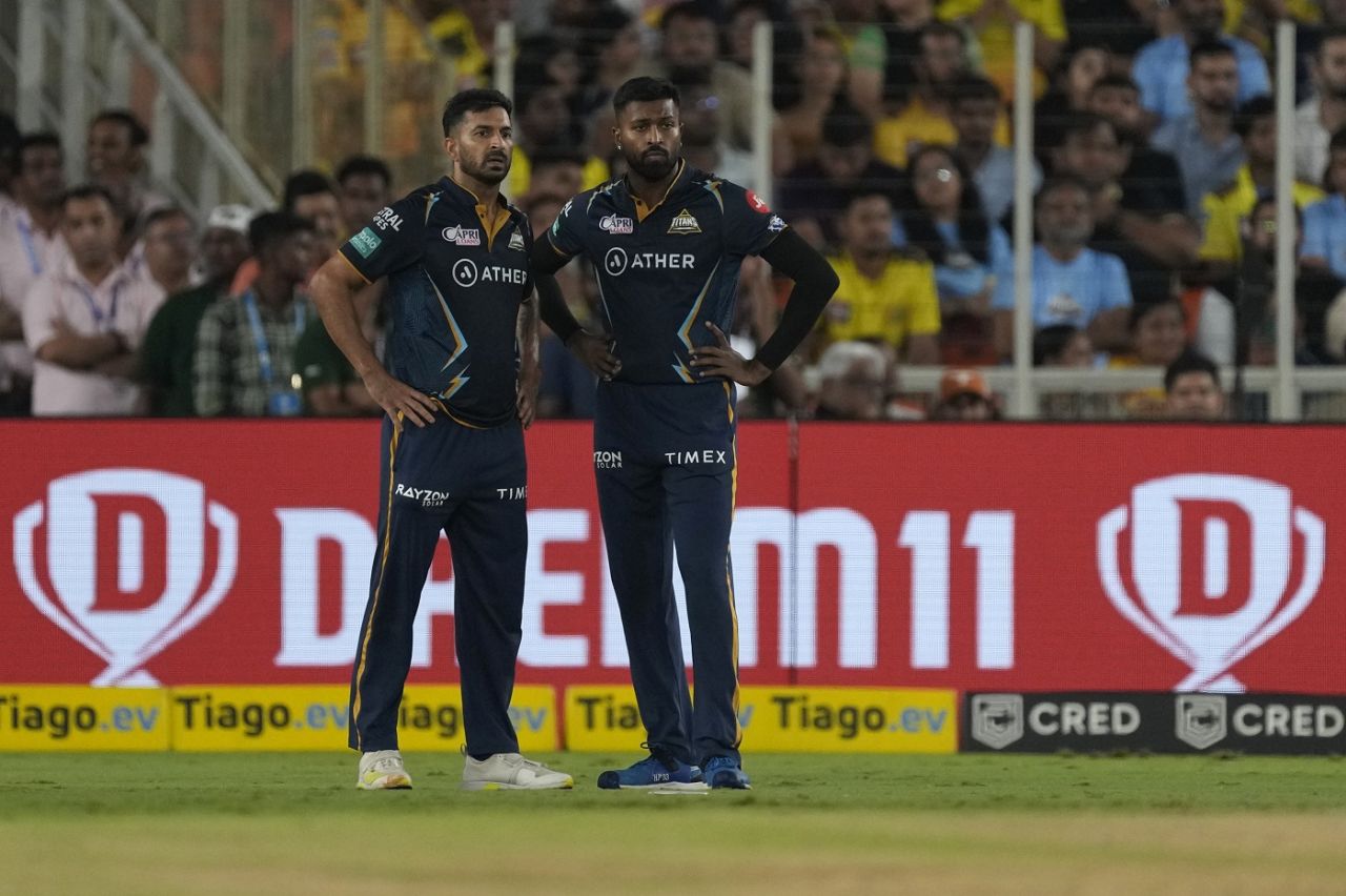 Mohit Sharma and Hardik Pandya take a moment in the final over, Chennai Super Kings vs Gujarat Titans, IPL 2023 final, Ahmedabad, May 29, 2023