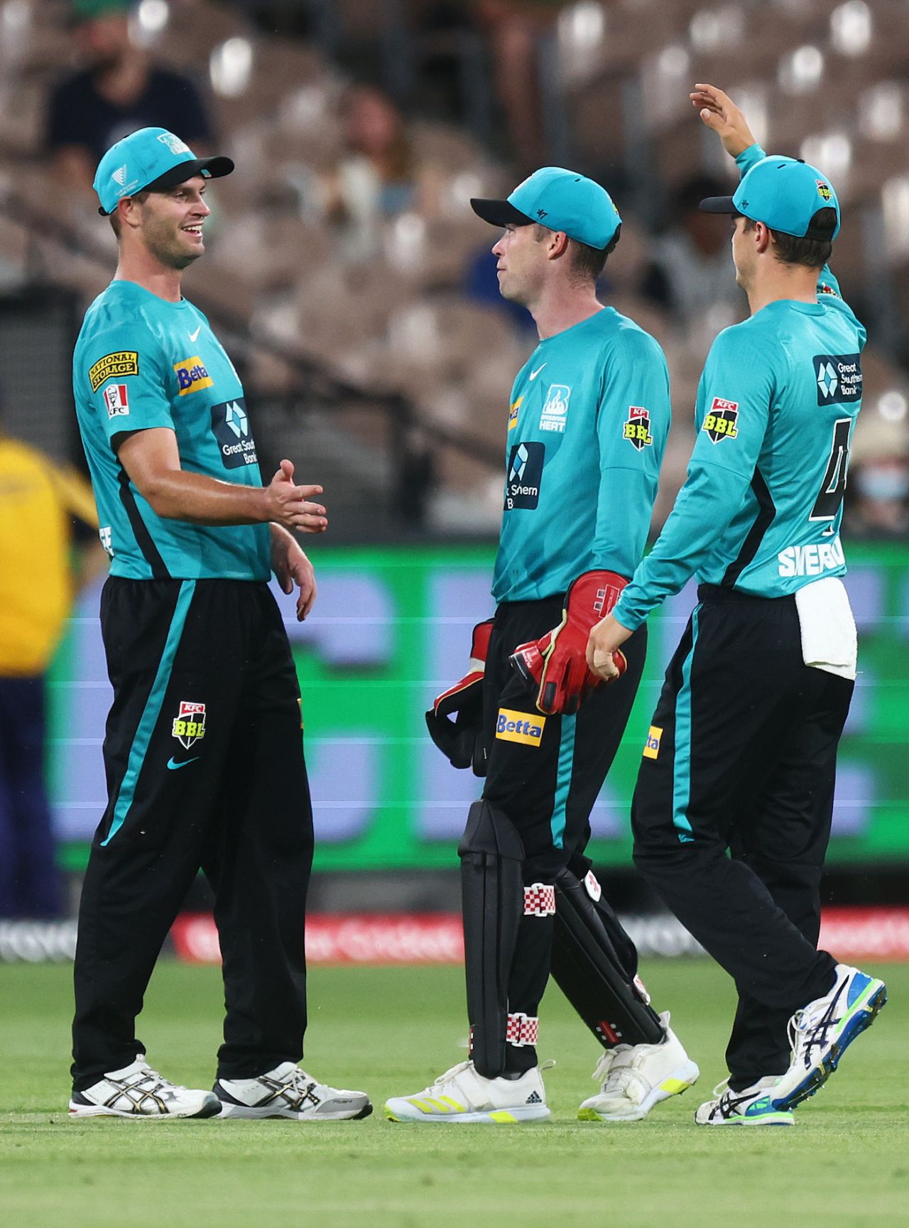 Matt Kuhnemann (left) celebrates with team-mates Jimmy Peirson and Mitchell Swepson (right), Melbourne Stars vs Brisbane Heat, BBL 2022-23, Melbourne, January 16, 2023