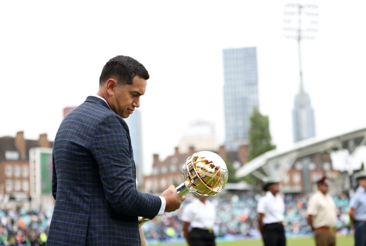 Ross Taylor, a member of New Zealand's 2021 WTC final-winning team, has a look at the mace, Australia vs India, WTC final, Day 1, London, June 7, 2023 