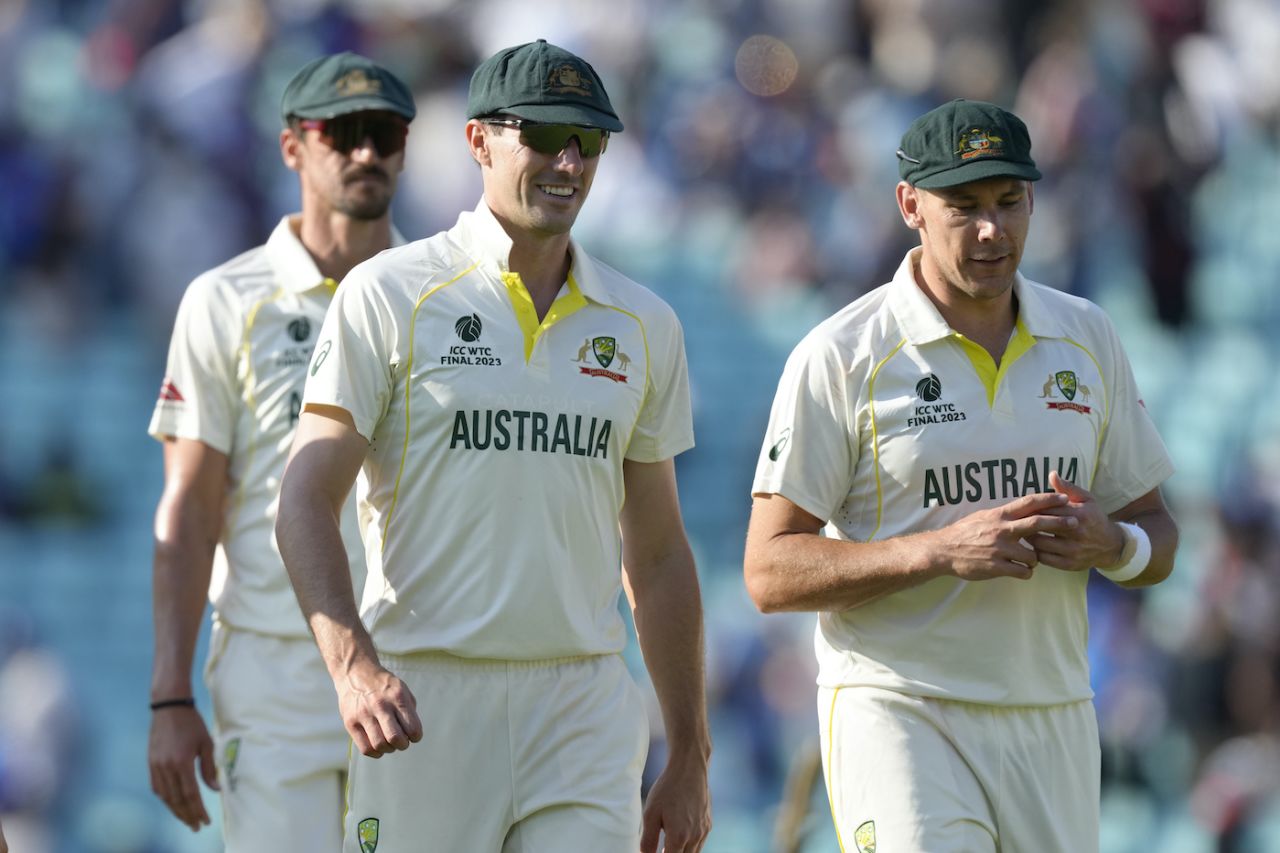 Pat Cummins and Scott Boland have a chat with Mitchell Starc in the background, Australia vs India, WTC final, 3rd day, The Oval, London, June 9, 2023