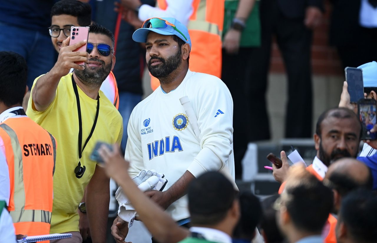 Rohit Sharma poses for a selfie with a fan, Australia vs India, WTC final, Day 4, London, June 10, 2023