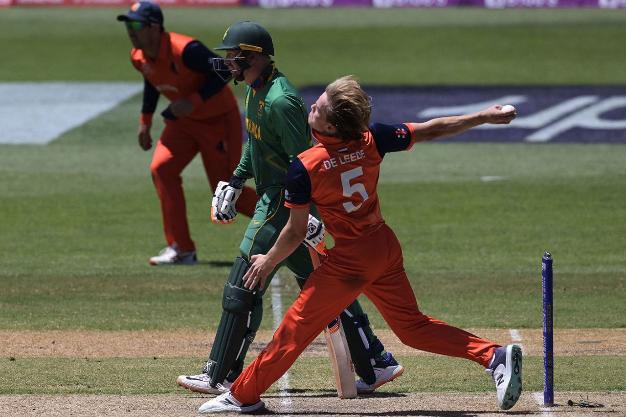 Bas de Leede bowls, Netherlands vs South Africa, T20 World Cup, Adelaide, November 6, 2022