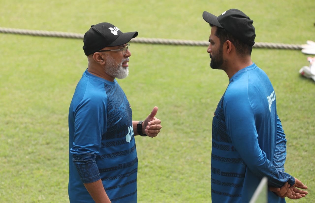Chandika Hathurusingha chats with Tamim Iqbal, Bangladesh vs Afghanistan, Mirpur, June 13, 2023