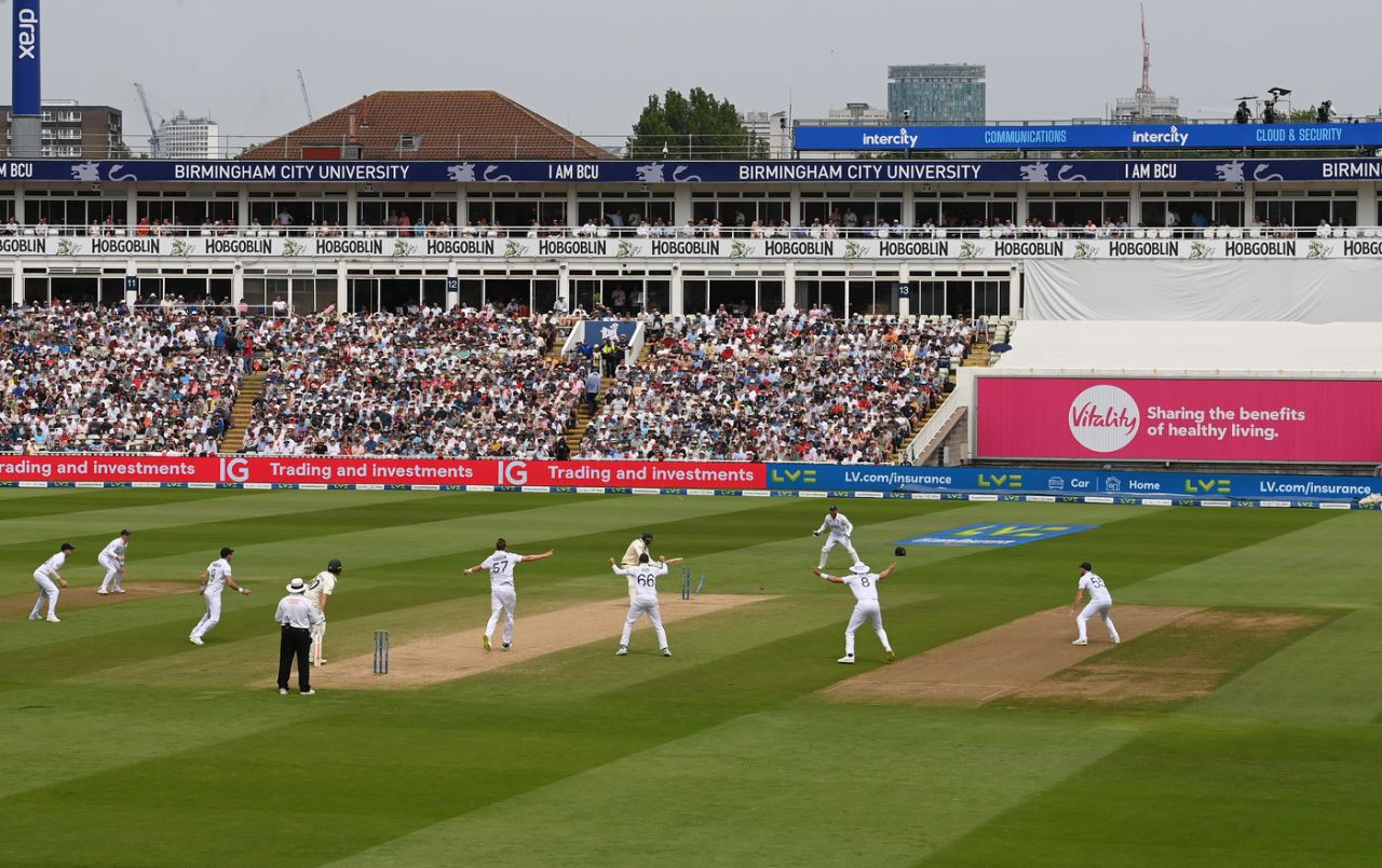 England had Usman Khawaja hemmed in with an unusual umbrella field when he yorked himself, England vs Australia, 1st Ashes Test, Edgbaston, 3rd day, June 18, 2023