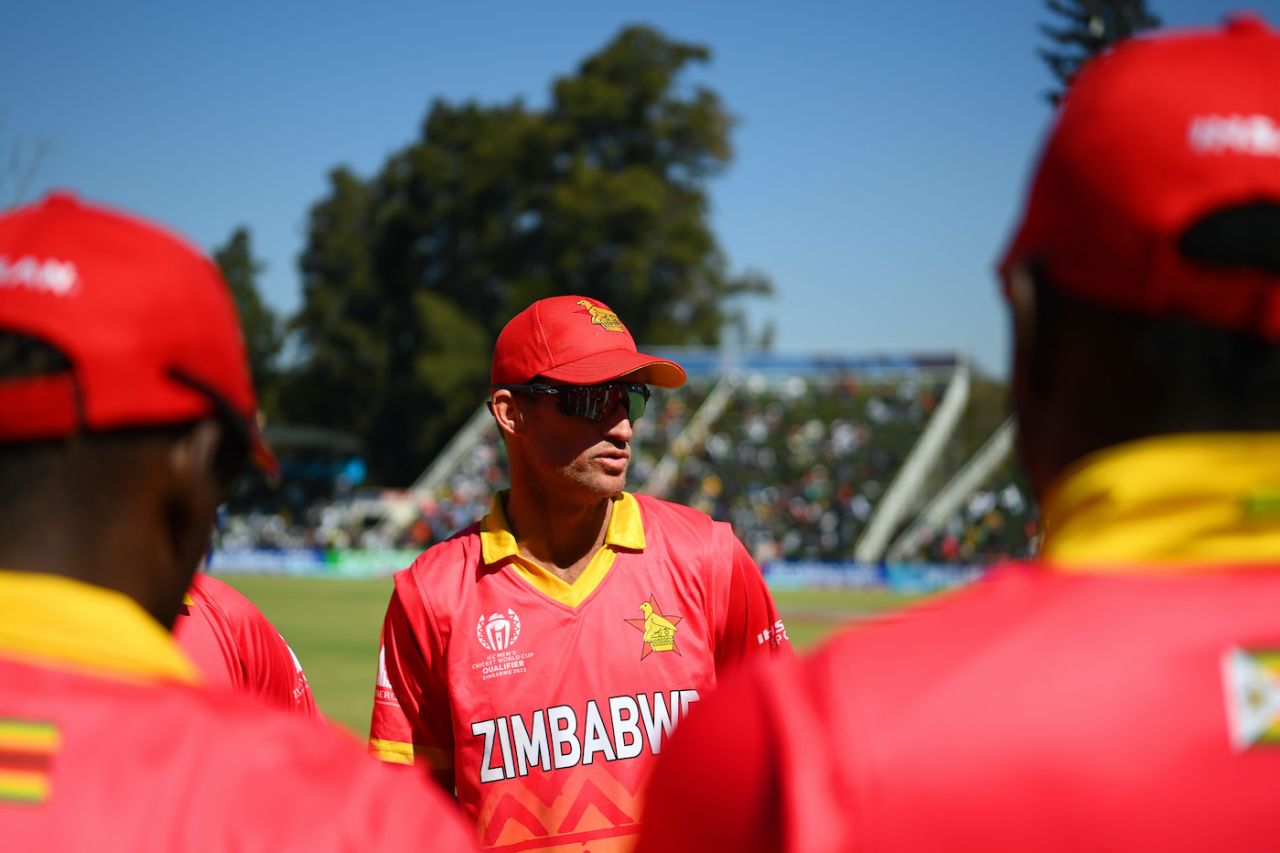 Sean Williams talks to his team ahead of the chase, Zimbabwe vs USA, ICC World Cup Qualifier, Harare, June 26, 2023