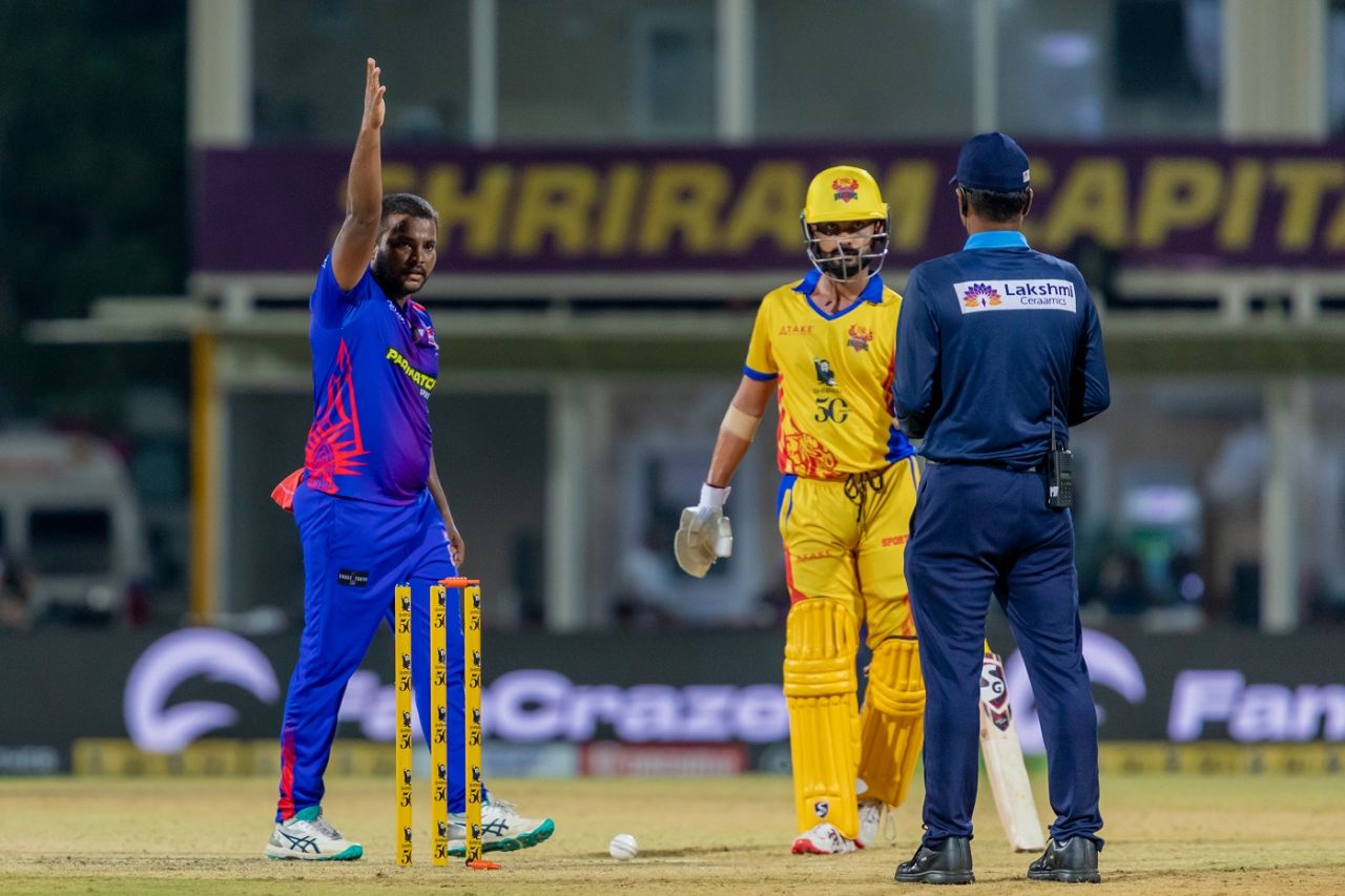 Alliraj Karuppusamy tried to run Shivam Singh out at the non-striker's end, Dindigul Dragons vs IDream Tiruppur Tamizhans, TNPL 2023, Salem, June 28, 2023