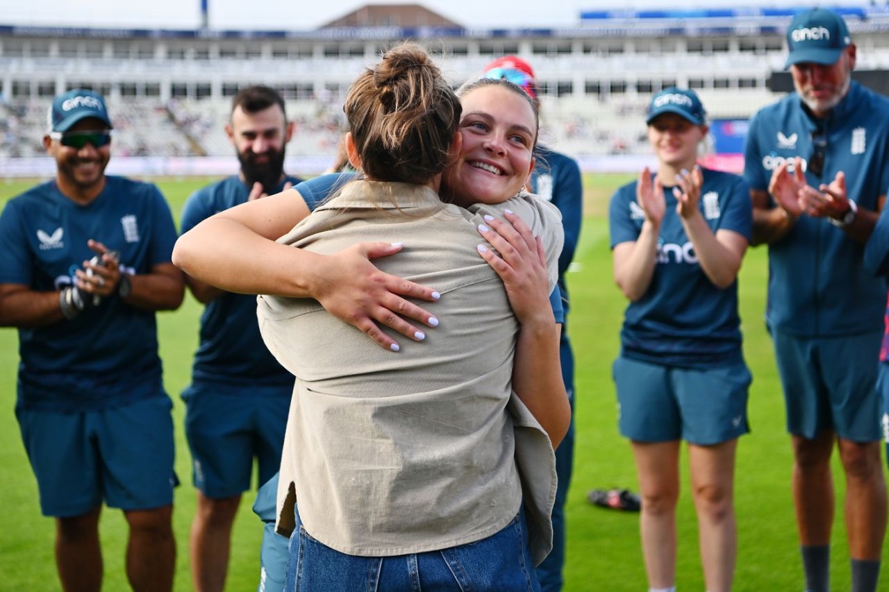 Danielle Gibson was handed her T20I cap by Fran Wilson, England vs Australia, 1st Women's T20I, Birmingham, July 1, 2023