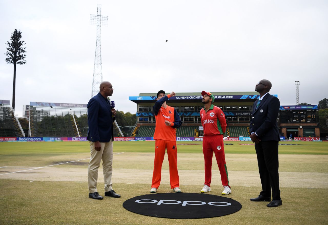 Scott Edwards flips the coin; Aqib Ilyas called right and opted to field, Netherlands vs Oman, ODI World Cup qualifier, Super Six, Harare, July 3, 2023