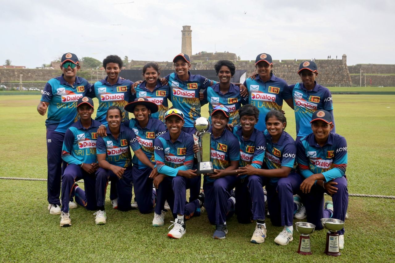 Sri Lanka women pose with the series trophy, Sri Lanka vs New Zealand, 3rd women's ODI, Galle, July 3, 2023