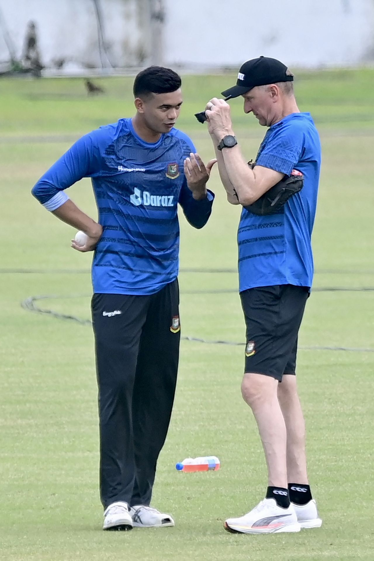 Taskin Ahmed chats with Allan Donald, Bangladesh vs Afghanistan, Chattogram, July 4, 2023