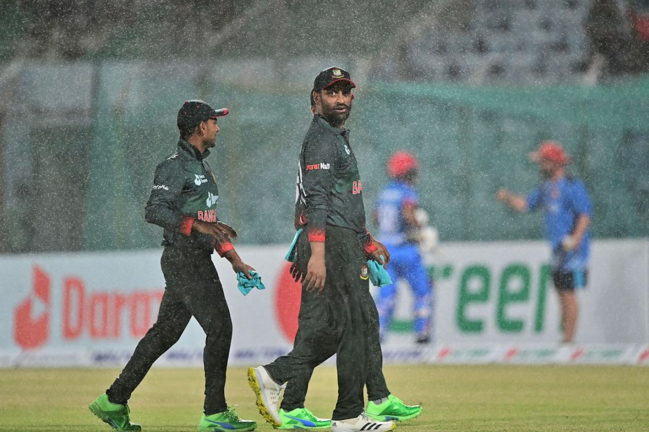 Tamim Iqbal leaves the field with his team-mates as the rain sets in, Bangladesh vs Afghanistan, 1st ODI, Chattogram, July 5, 2023