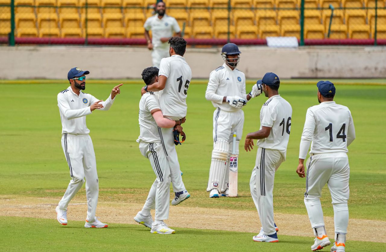 His team-mates congratulate Vaibhav Arora after he picked one of his three wickets, North Zone vs South Zone, Duleep Trophy 2023-24 semi-finals, Bengaluru, 2nd day, July 6, 2023