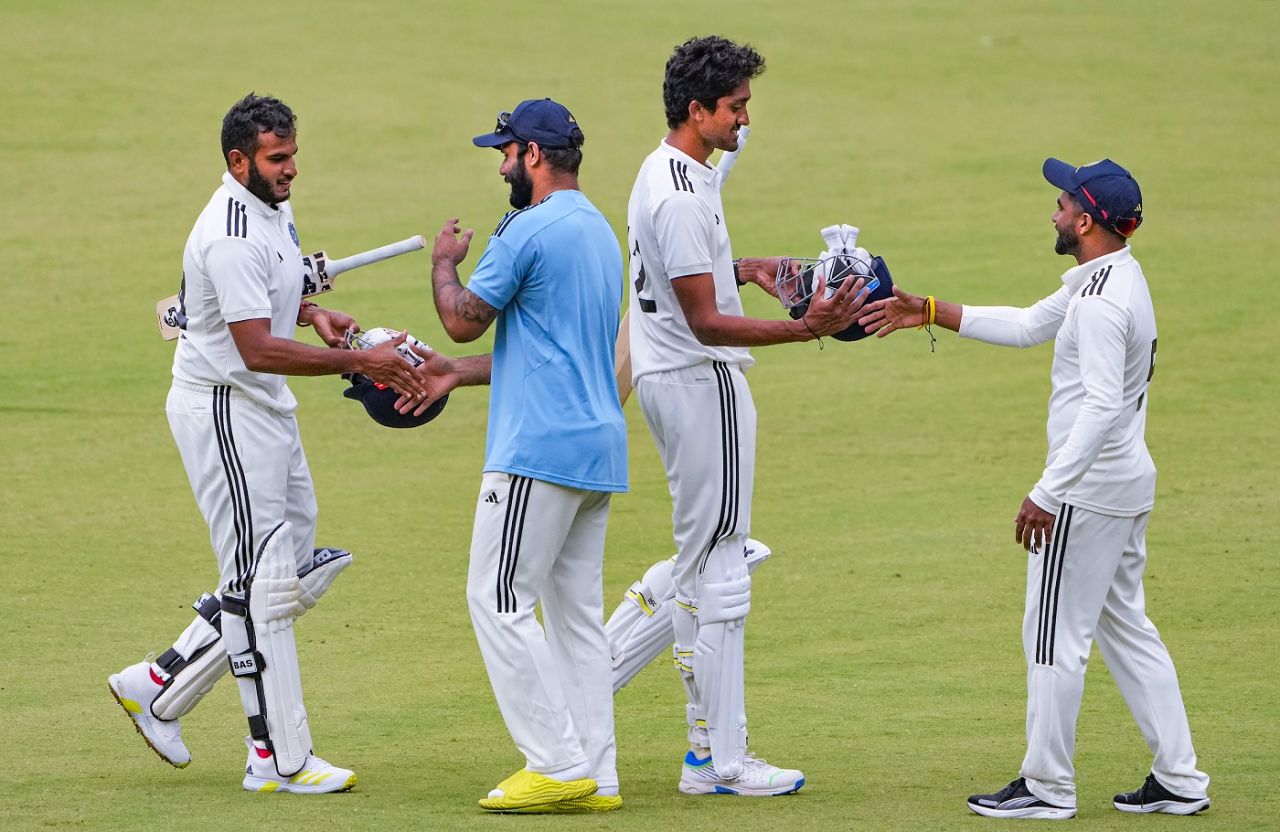 Hanuma Vihari and Co congratulate Vijaykumar Vyshak and R Sai Kishore, South Zone vs North Zone, semi-final, 4th day, Duleep Trophy, Bengaluru, July 8, 2023