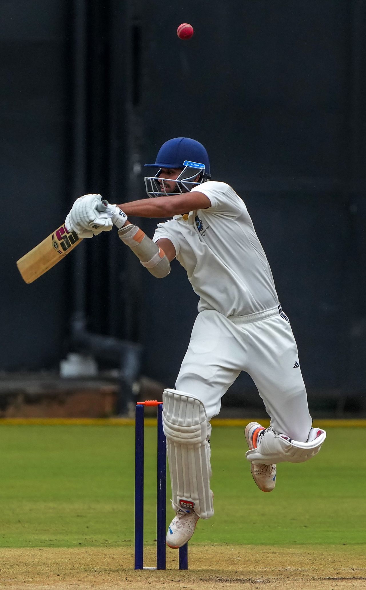 Washington Sundar tries to deal with a short ball, South Zone vs North Zone, semi-final, 4th day, Duleep Trophy, Bengaluru, July 8, 2023