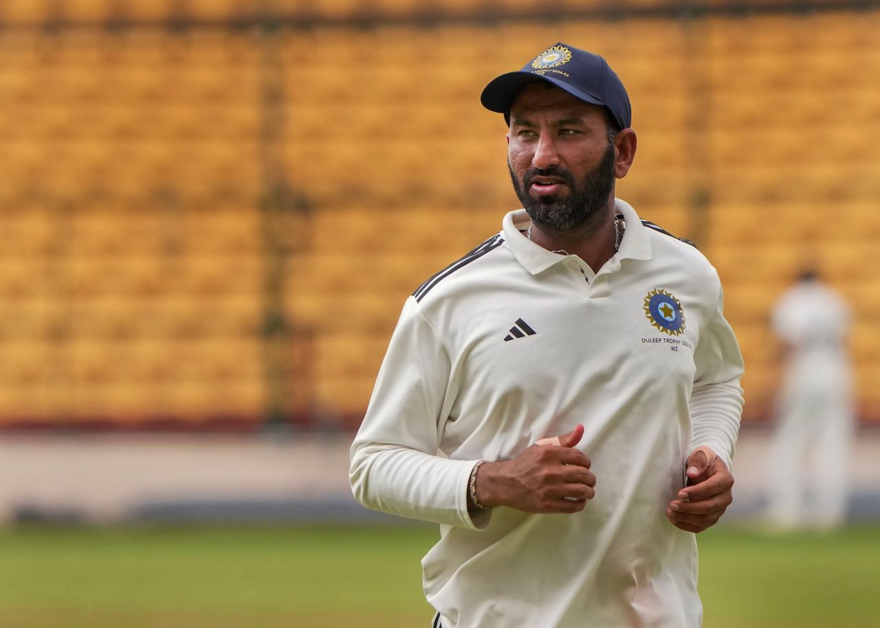 Cheteshwar Pujara keeps an eye on the goings-on, South Zone vs West Zone, Duleep Trophy final, 1st day, Bengaluru, July 12, 2023