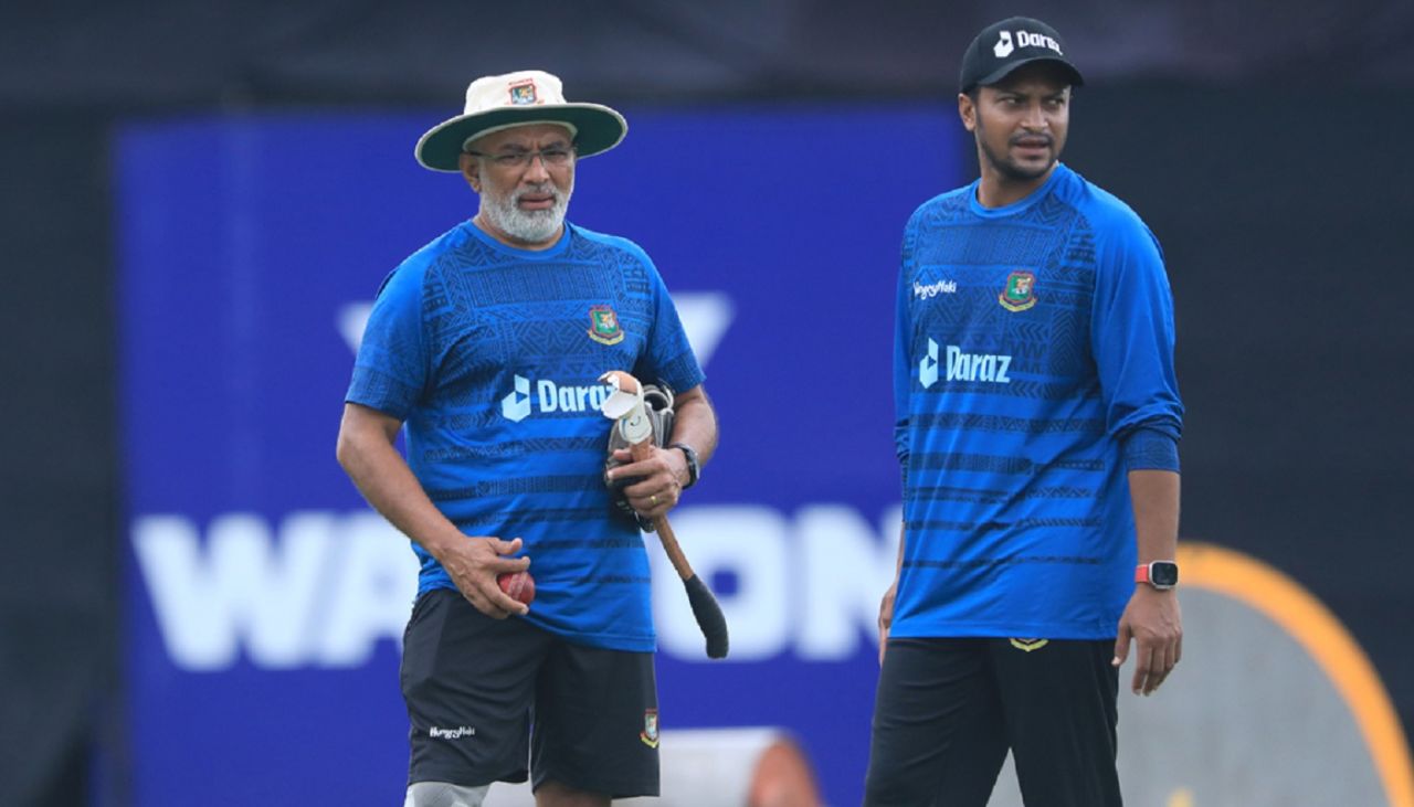 Shakib Al Hasan and Chandika Hathurusinghe have a chat, Bangladesh vs Afghanistan, Sylhet, July 13, 2023