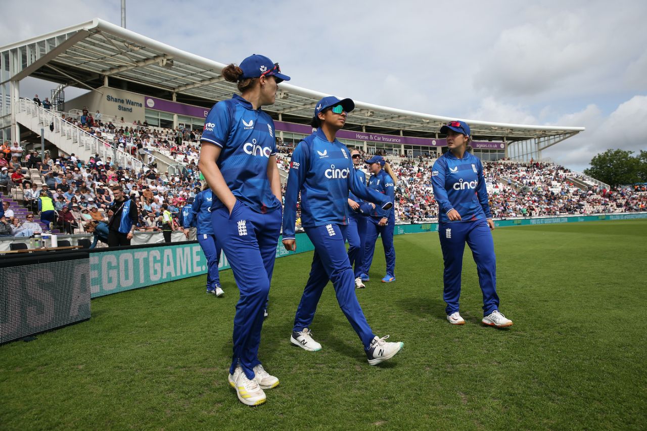 Nat Sciver-Brunt, Sophia Dunkley, and Alice Capsey have a chat ahead of the game, England vs Australia, Women's Ashes, 2nd ODI, Southampton, July 16, 2023