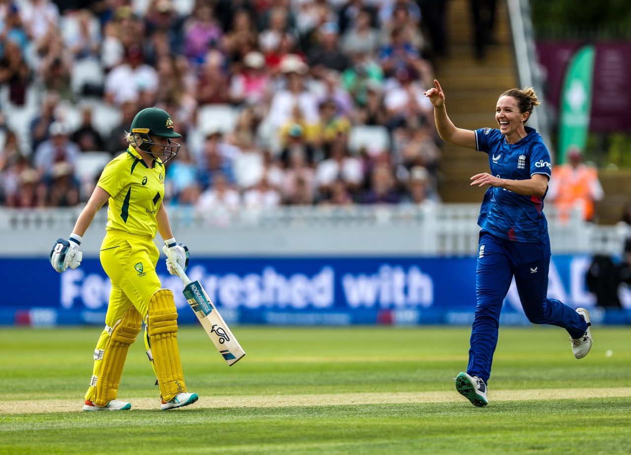 Kate Cross bowled Alyssa Healy with a nip-backer, England vs Australia, 3rd ODI, Women's Ashes, Taunton, July 18, 2023