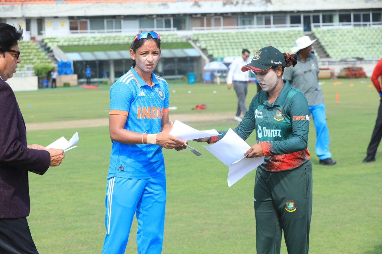 Harmanpreet Kaur and Nigar Sultana exchange team sheets at the toss, Bangladesh vs India, 2nd ODI, Mirpur, July 19, 2023