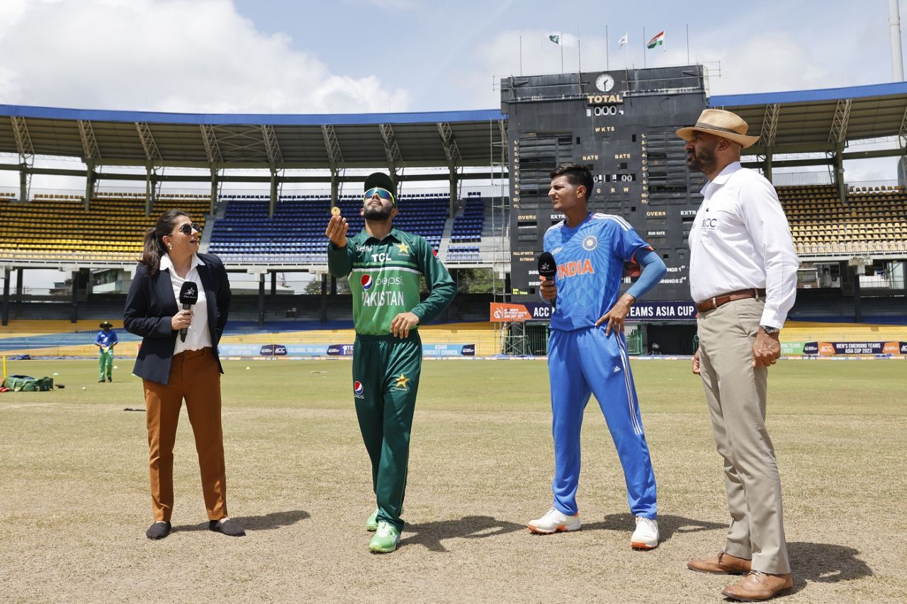 Mohammad Haris and Yash Dhull, flanked by Sana Mir and match referee Graeme Labrooy at the toss, India A vs Pakistan A, Emerging Asia Cup, Colombo, July 19, 2023