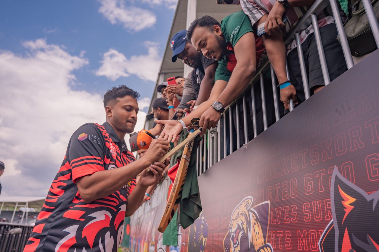 Shakib Al Hasan signs autographs for some fans, Mississauga Panthers vs Montreal Tigers, Global T20 Canada, Brampton, July 23, 2023