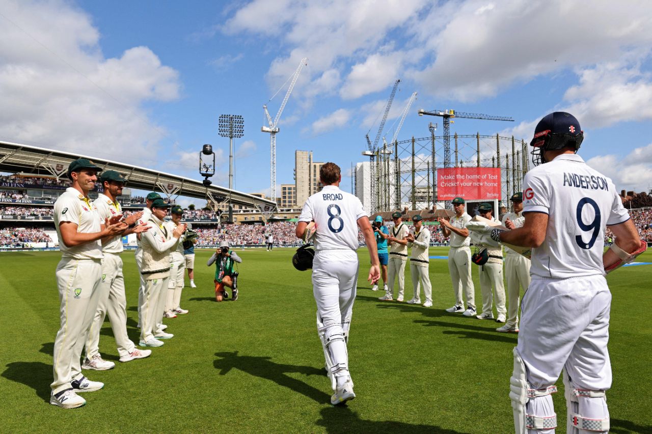 Stuart Broad walks through a guard of honour on the fourth morning, England vs Australia, 5th men's Ashes Test, The Oval, 4th day, July 30, 2023