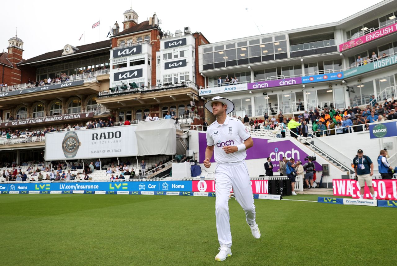 Stuart Broad walks onto the field of play for the final day of his Test career, England vs Australia, 5th men's Ashes Test, The Oval, 5th day, July 31, 2023