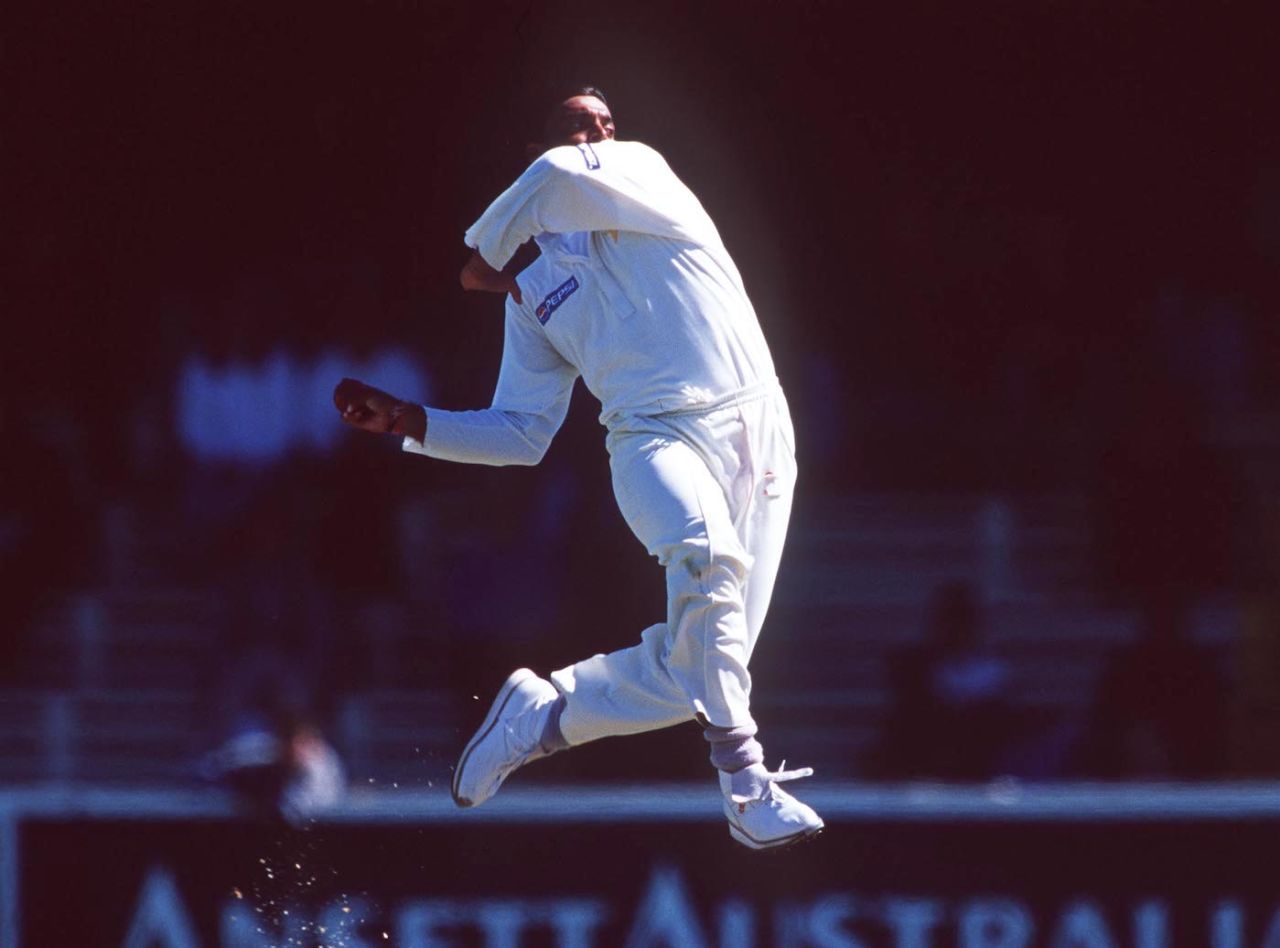 Shoaib Akhtar in his delivery stride, day four, second Test, Australia vs Pakistan, Bellerive Oval, Hobart, Australia.