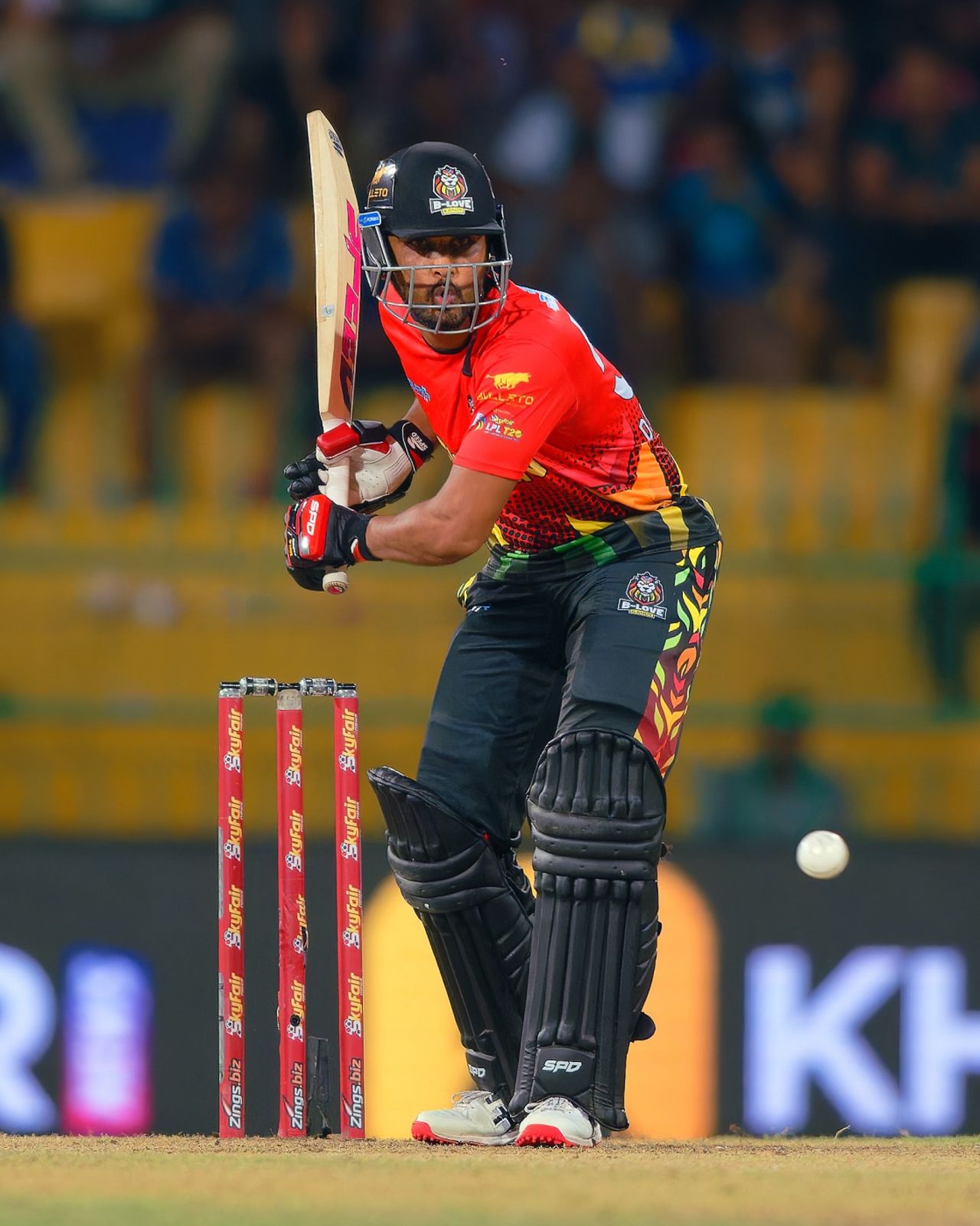 Dinesh Chandimal keeps his eyes on the ball, Dambulla Aura vs B-Love Kandy, LPL 2023, Colombo, August 14, 2023