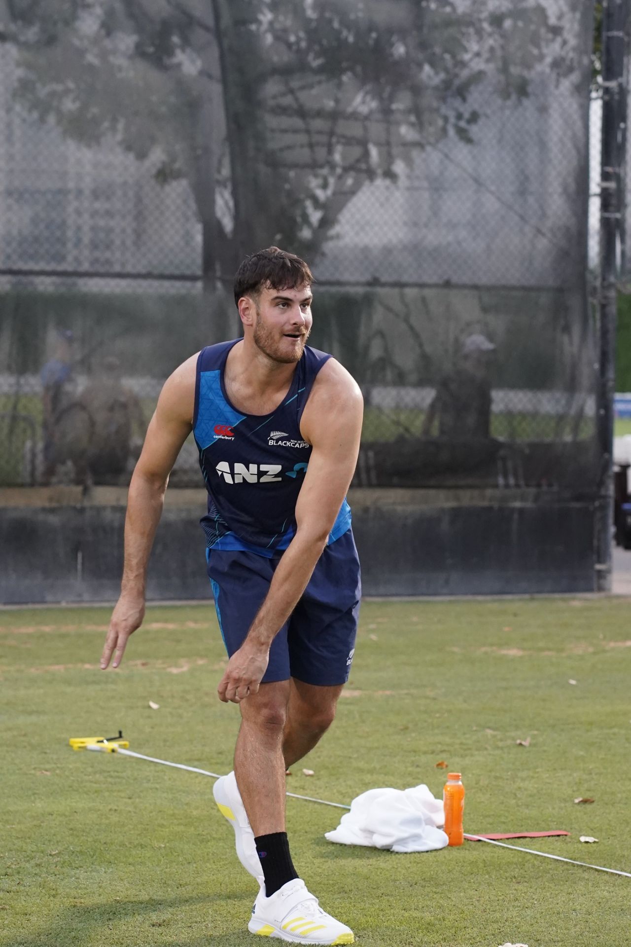 Ben Lister gets his arm rolling during training, UAE vs New Zealand, Dubai, August 15, 2023
