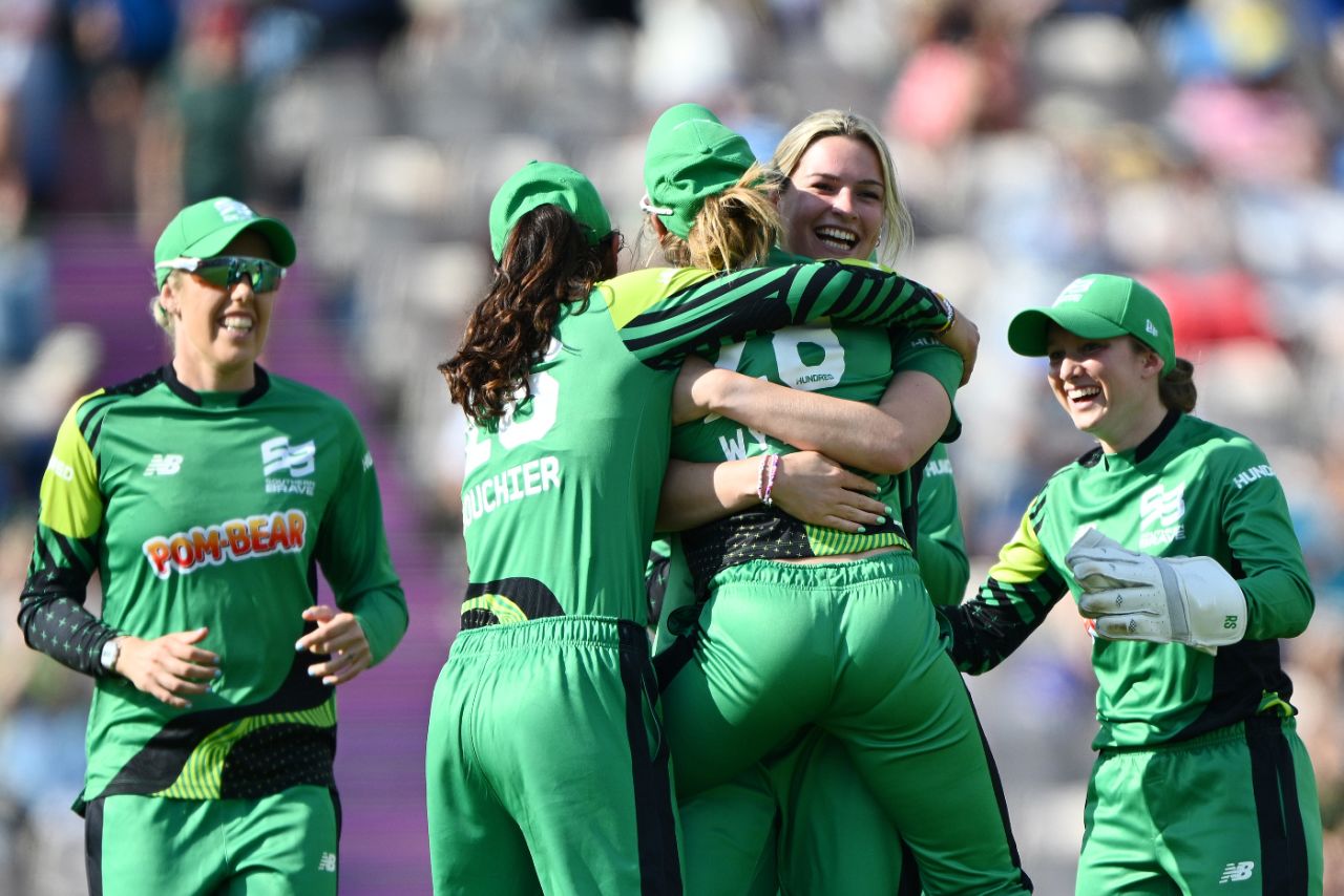 Lauren Bell claimed the early wicket of Sophie Devine, Birmingham Phoenix vs Southern Brave, Women's Hundred, August 16, 2023