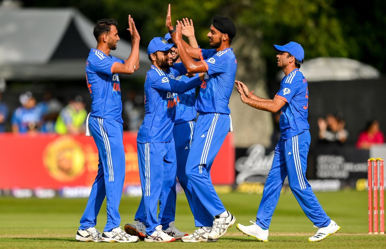 Arshdeep Singh celebrates with team-mates a dismissal, Ireland vs India, 2nd T20I, Malahide, Dublin, August 20, 2023