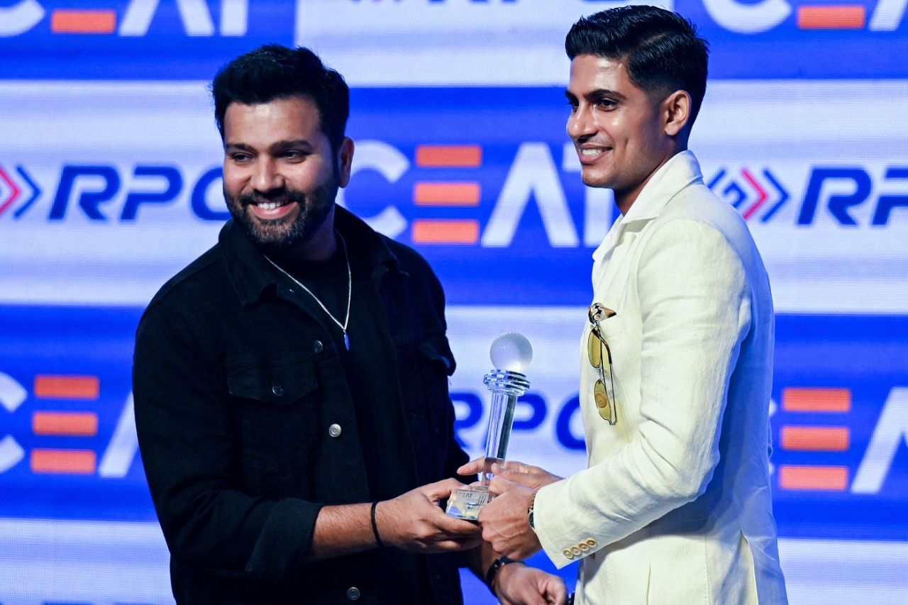 Rohit Sharma presents Shubman Gill with the Indian International Player of the Year award, Mumbai, August 21, 2023