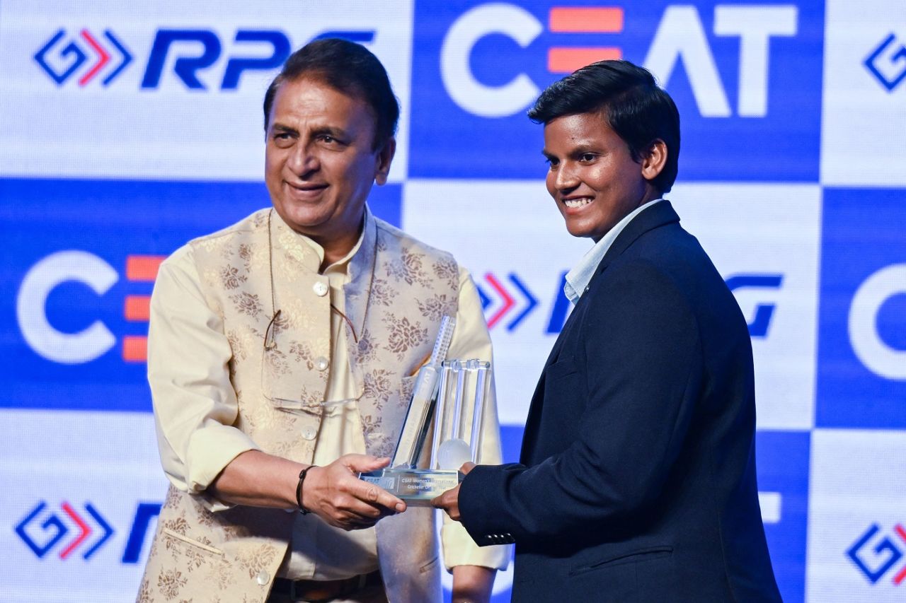 Deepti Sharma receives the award for the best women's Indian One-day Batsman of the Year from Sunil Gavaskar, Mumbai, August 21, 2023