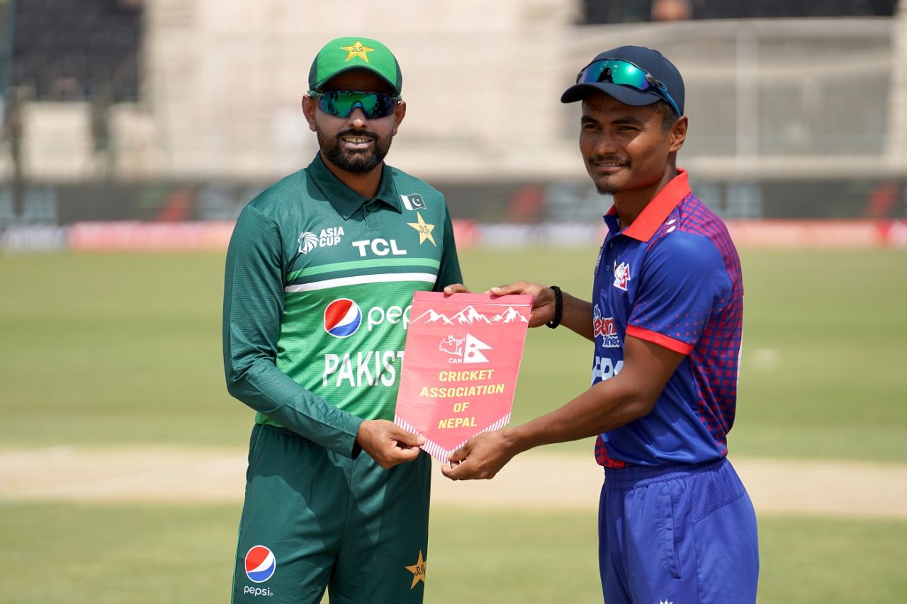 Nepal captain Rohit Paudel presents a memento to Pakistan captain Babar Azam, Pakistan vs Nepal, 1st match, Asia Cup, Multan, August 30, 2023