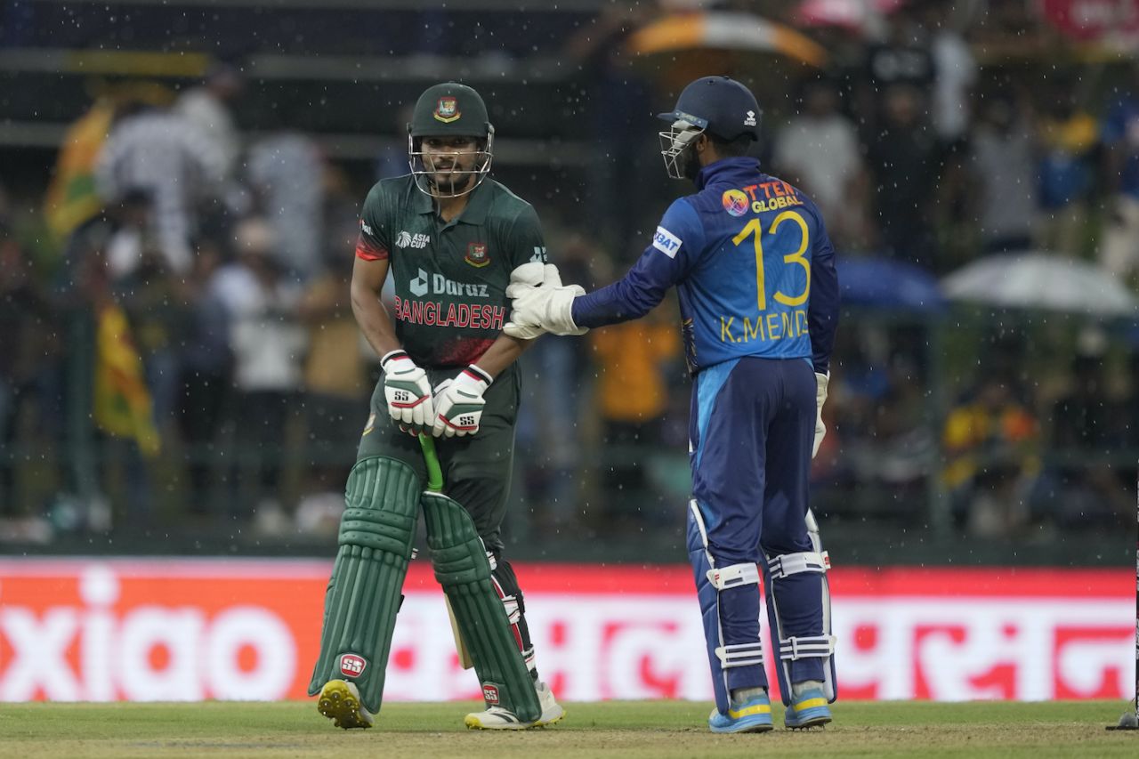 Najmul Hossain Shanto and Kusal Mendis share a lighthearted moment, Sri Lanka vs Bangladesh, Asia Cup, Pallekele, August 31, 2023