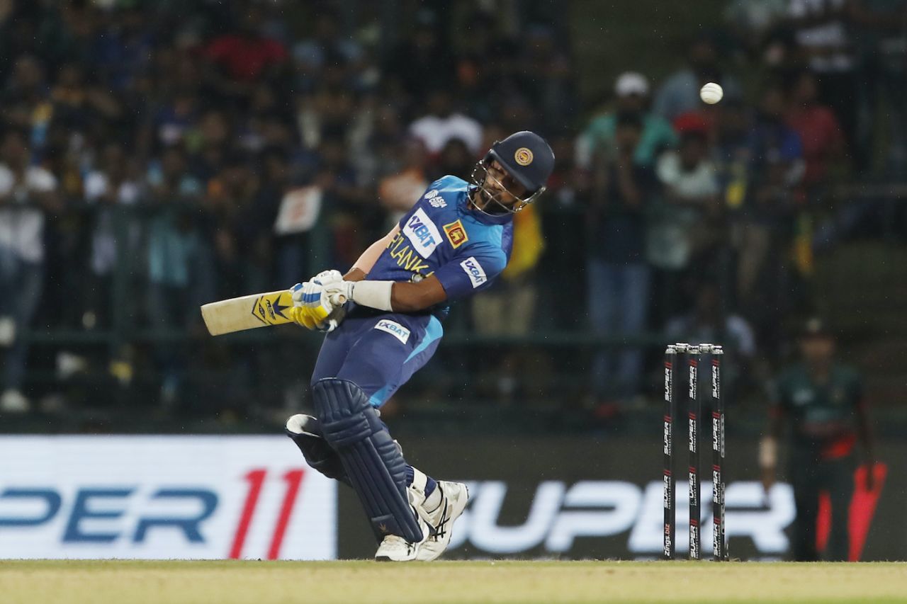 Sadeera Samarawickrama cautions his way out of a bouncer, Sri Lanka vs Bangladesh, Asia Cup, Pallekele, August 31, 2023
