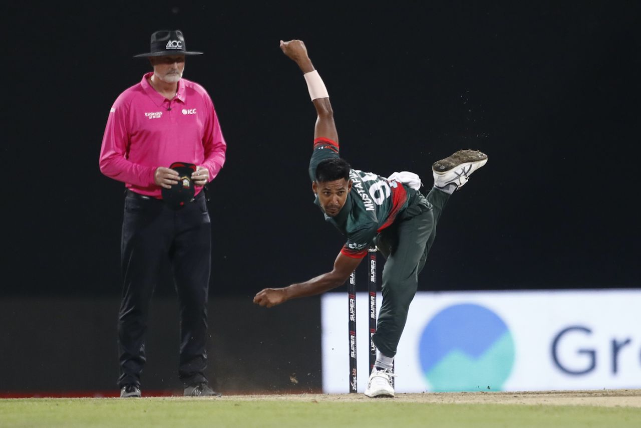 Mustafizur Rahman and Richard Illingworth in action, Sri Lanka vs Bangladesh, Asia Cup, Pallekele, August 31, 2023