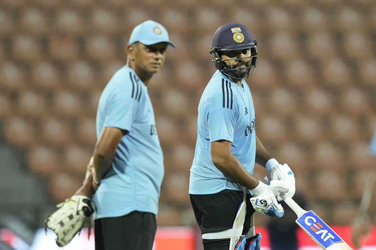 Rahul Dravid and Rohit Sharma have something catching their attention, Asia Cup 2023, Pallekele, September 1, 2023