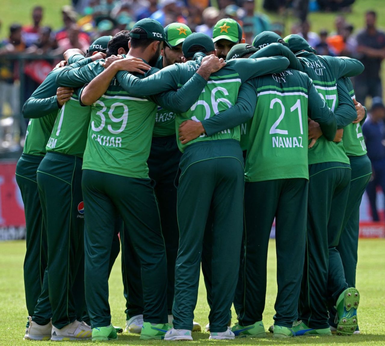 Shaheen Afridi appears to be doing the talking as the Pakistan players huddle, India vs Pakistan, Asia Cup, Pallekele, September 2, 2023