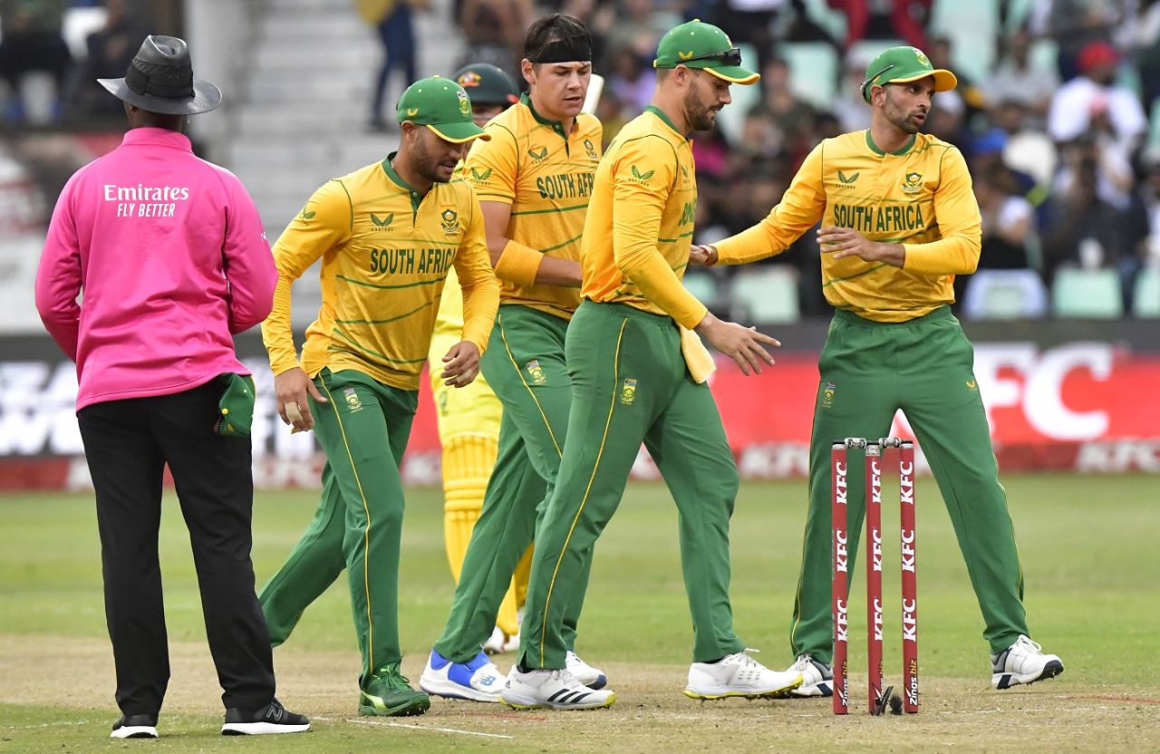 Gerald Coetzee, Aiden Markram and Keshav Maharaj celebrate a wicket, South Africa vs Australia, 3rd T20I, Durban, September 03, 2023