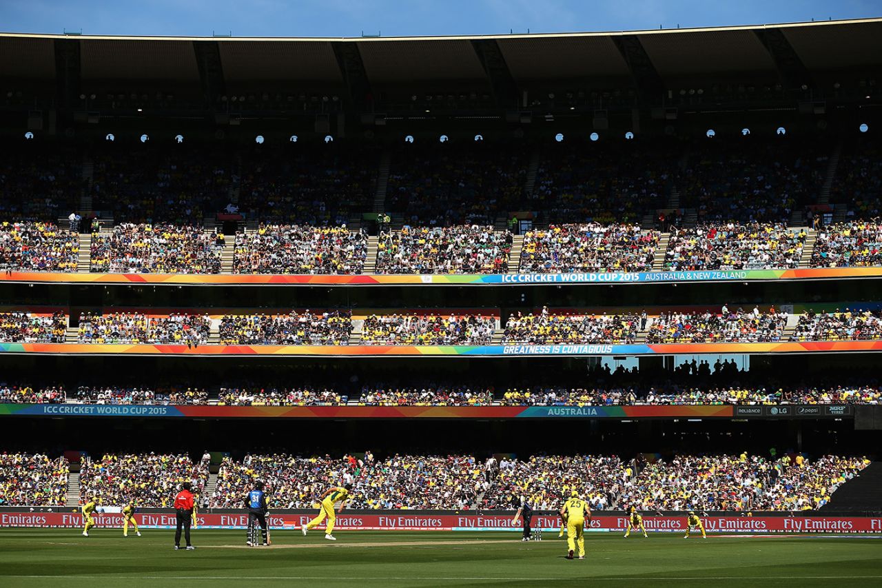 Mitchell Starc bowls, Australia v New Zealand, World Cup 2015, final, Melbourne, March 29, 2015