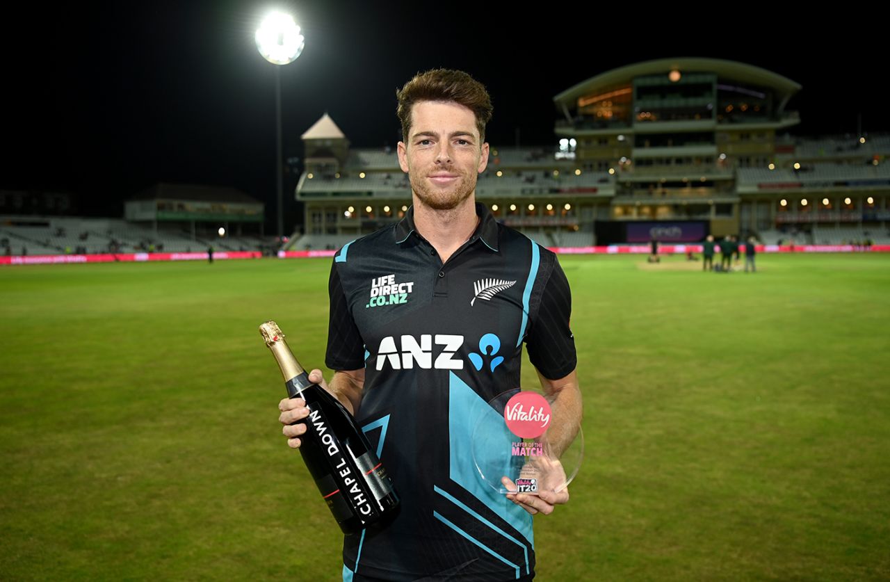 Mitchell Santner with his Player of the Match award after taking 3 for 30, 4th T20I, England vs New Zealand, Trent Bridge, September 05, 2023